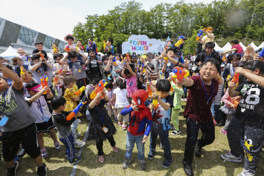 지난 5일 충북 청주시의 GC녹십자 오창공장에서 개최된 '오픈하우스' 행사에서 임직원 가족이 레크레이션에 참여하고 있다.(GC녹십자 제공)